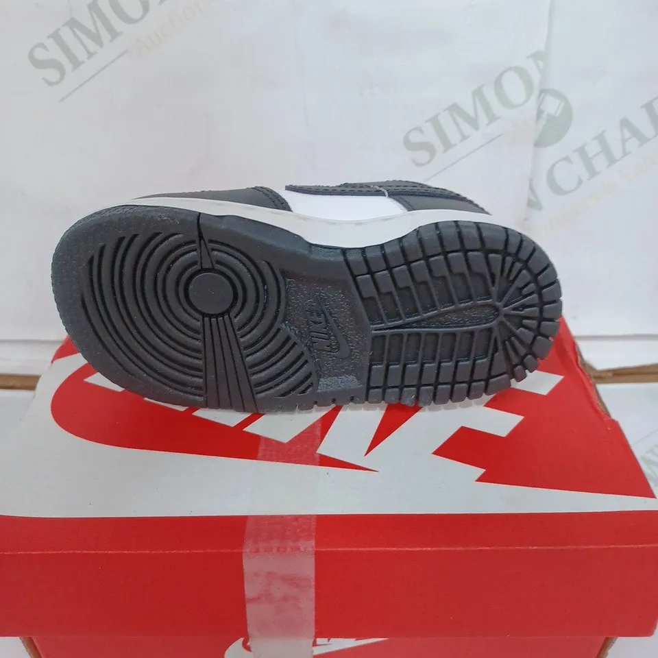 BOXED PAIR OF NIKE DUNK LOW (TDE) CHILDS SHOES - BLACK & WHITE / SIZE: CHILD 5.5 UK 