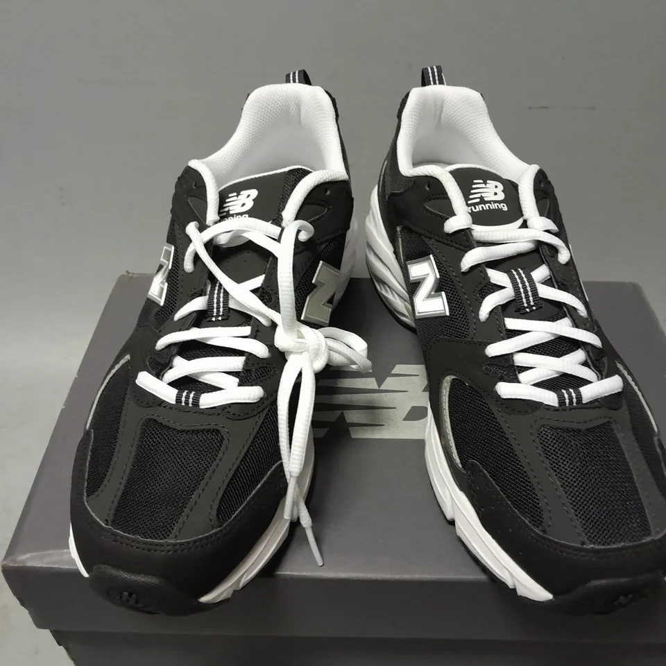 BOXED PAIR OF NEW BALANCE RUNNING 530 TRAINERS IN BLACK/WHITE - UK 9