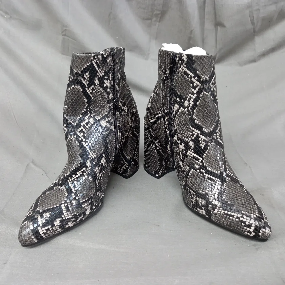 BOXED PAIR OF STEVE MADDEN ANKLE BOOTS IN GREY/OTHER SNAKE EU SIZE 41