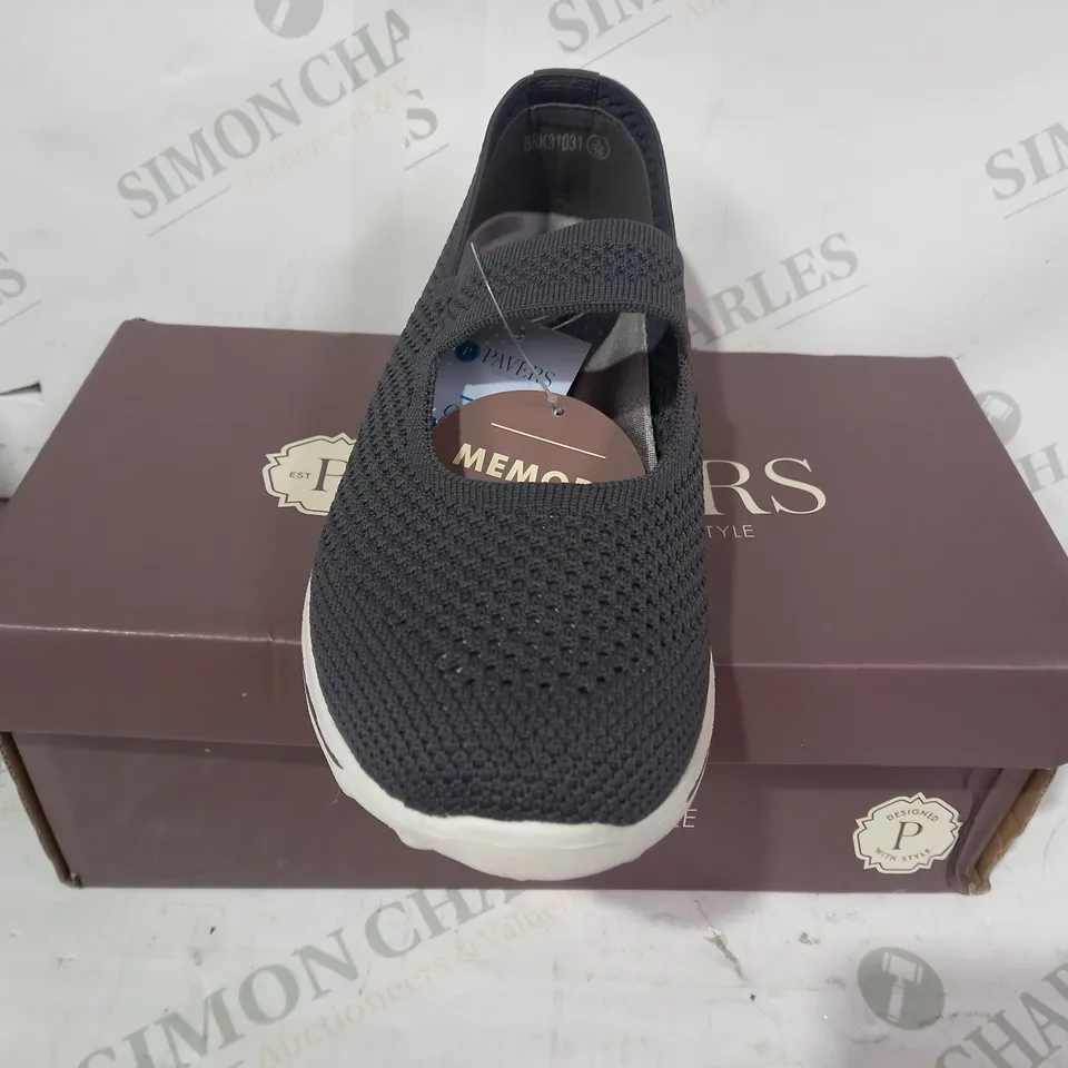 BOXED PAIR OF PAVERS KNIT SHOES IN GREY EU SIZE 39