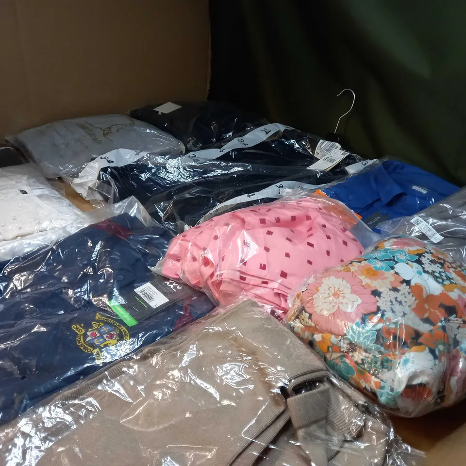 LOT OF APPROX 25 ASSORTED CLOTHING ITEMS VARYING IN SIZE/COLOUR/STYLE TO INCLUDE: TROUSERS, TOPS, DRESSES