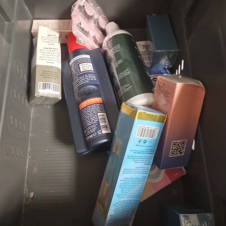 APPROXIMATEY 20 ASSORTED HEALTH AND BEAUTY PRODUCTS TO INCLUDE - L'OREAL REVITALIFT PEPTIDES SERUM - DELHICIOUS RICH ROOTS CONDITIONER - BULLDOG SHOWER GEL - ETC