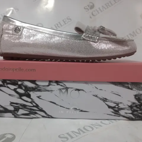 BOXED PAIR OF MODA IN PELLE ETHELIA LOAFERS IN SILVER SIZE 7