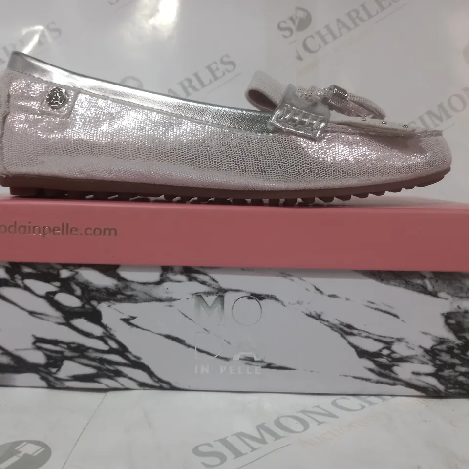 BOXED PAIR OF MODA IN PELLE ETHELIA LOAFERS IN SILVER SIZE 7
