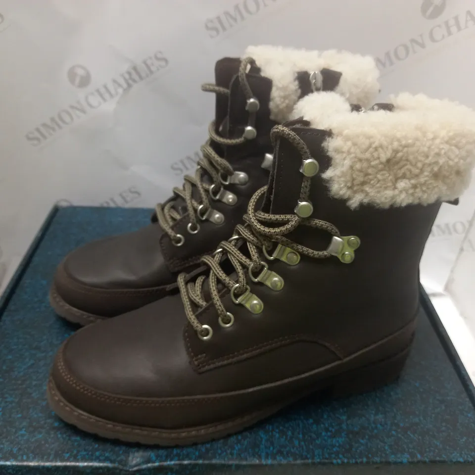 BOXED EMU AUSTRALIA OKAB WP BOOTS -SIZE 6