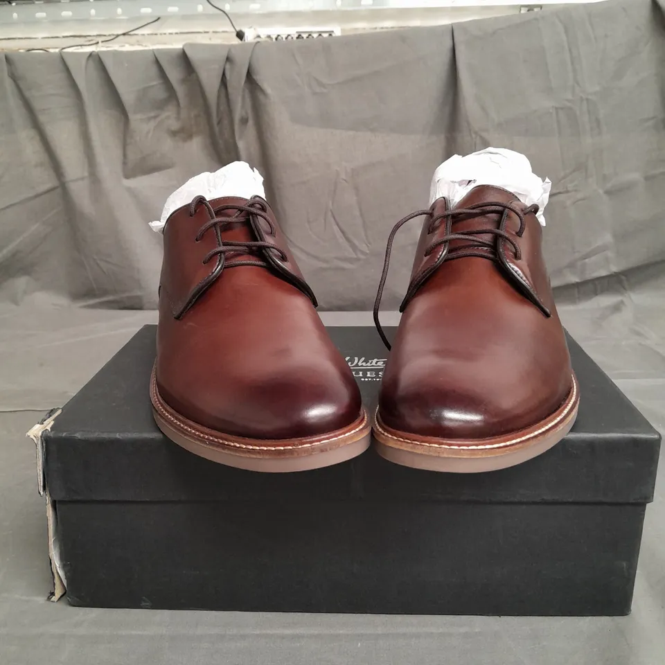 BOXED PAIR OF JOHN WHITE ROUGES SHOES SIZE 9