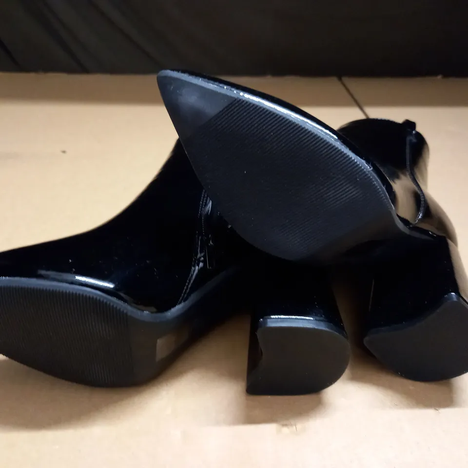 PAIR OF BOOHOO WIDE FIT POINTED BLOCK HEEL BOOTS - 4