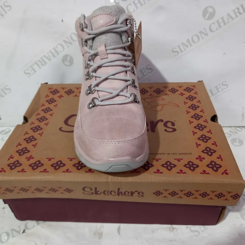 BOXED PAIR OF SKECHERS MEMORY FOAM SHOES IN PINK UK SIZE 6