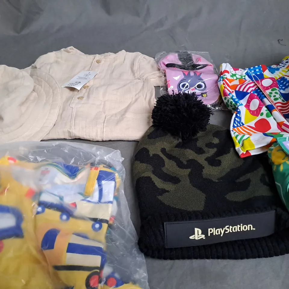 BOX OF APPROX 30 ASSORTED KIDS CLOTHING ITEMS TO INCLUDE - SKIRT, HAT , T-SHIRT ETC