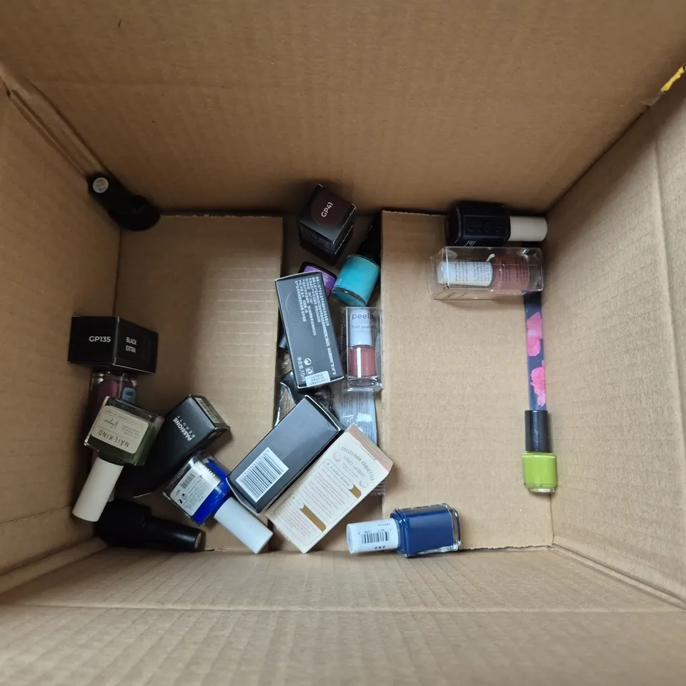 APPROXIMATELY 20 BOTTLES OF NAIL VARNISH TO INCLUDE L'OREAL, MOONCAT AND ESSIE