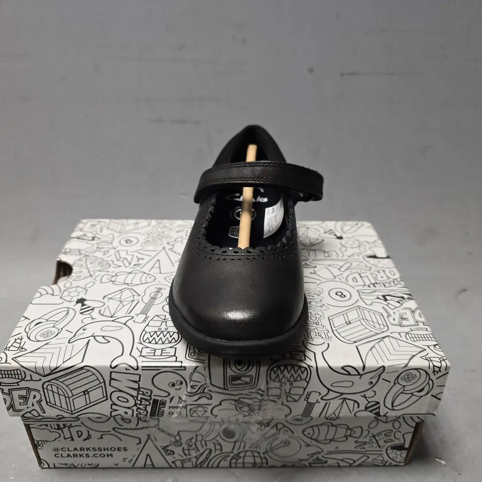 BOXED CLARKS ETCH PURE KIDS SHOES - KIDS UK 10 1/2