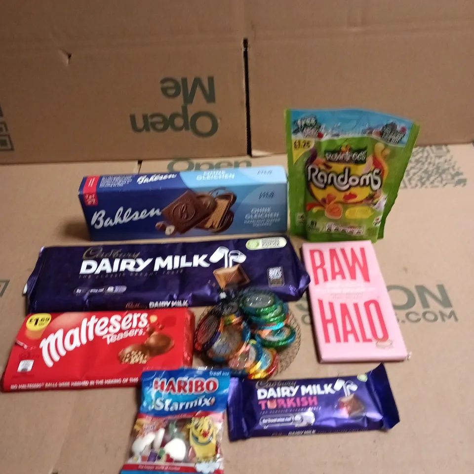 APPROXIMATELY 15 ASSORTED SWEETS AND CHOCOLATE ITEMS TO INCLUDE - CADBURY DAIRY MILK BAR, ROWNTREE RANDOMS AND HARIBO STARMIX