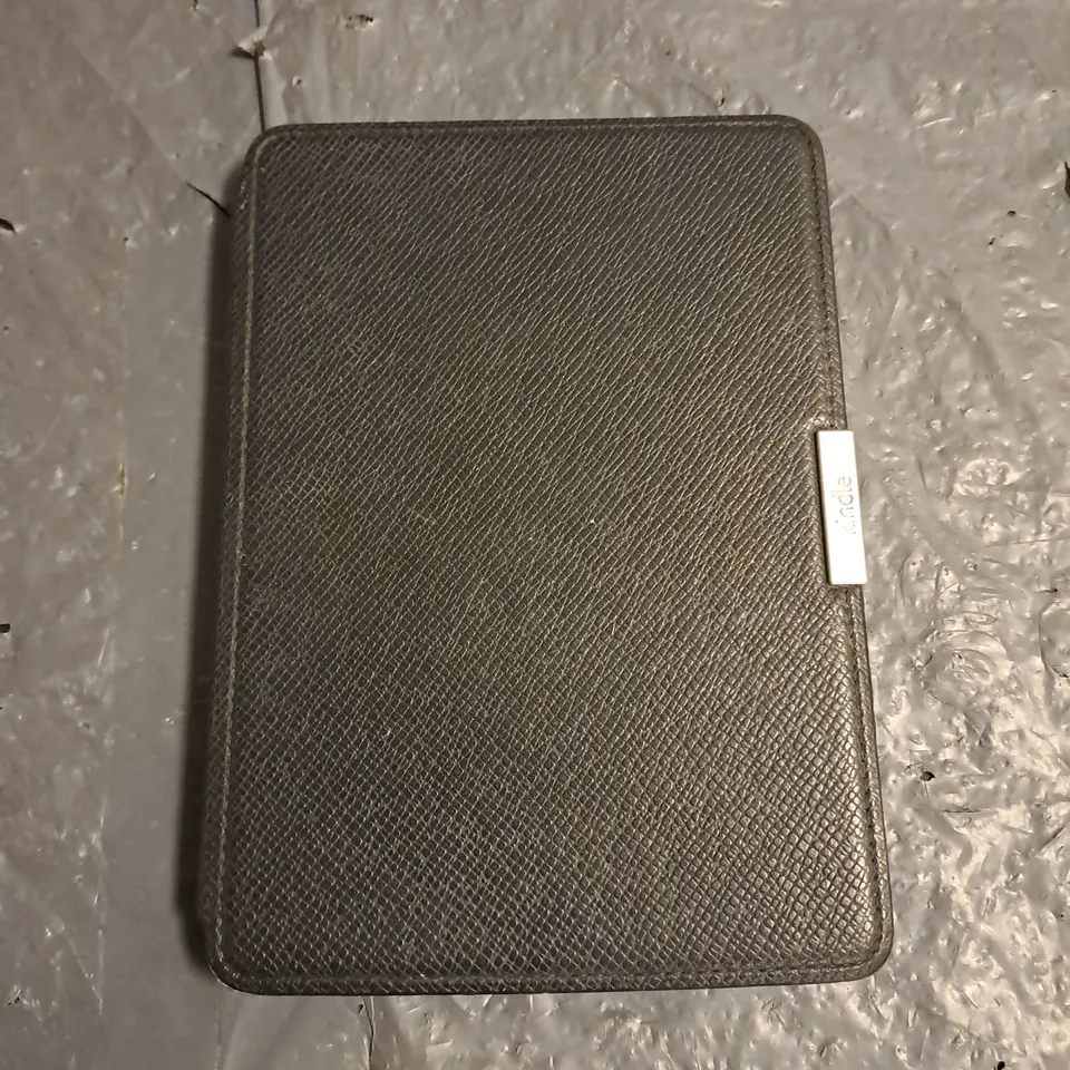 UNBOXED AMAZON KINDLE E-READER IN FOLIO CASE - DP75SDI