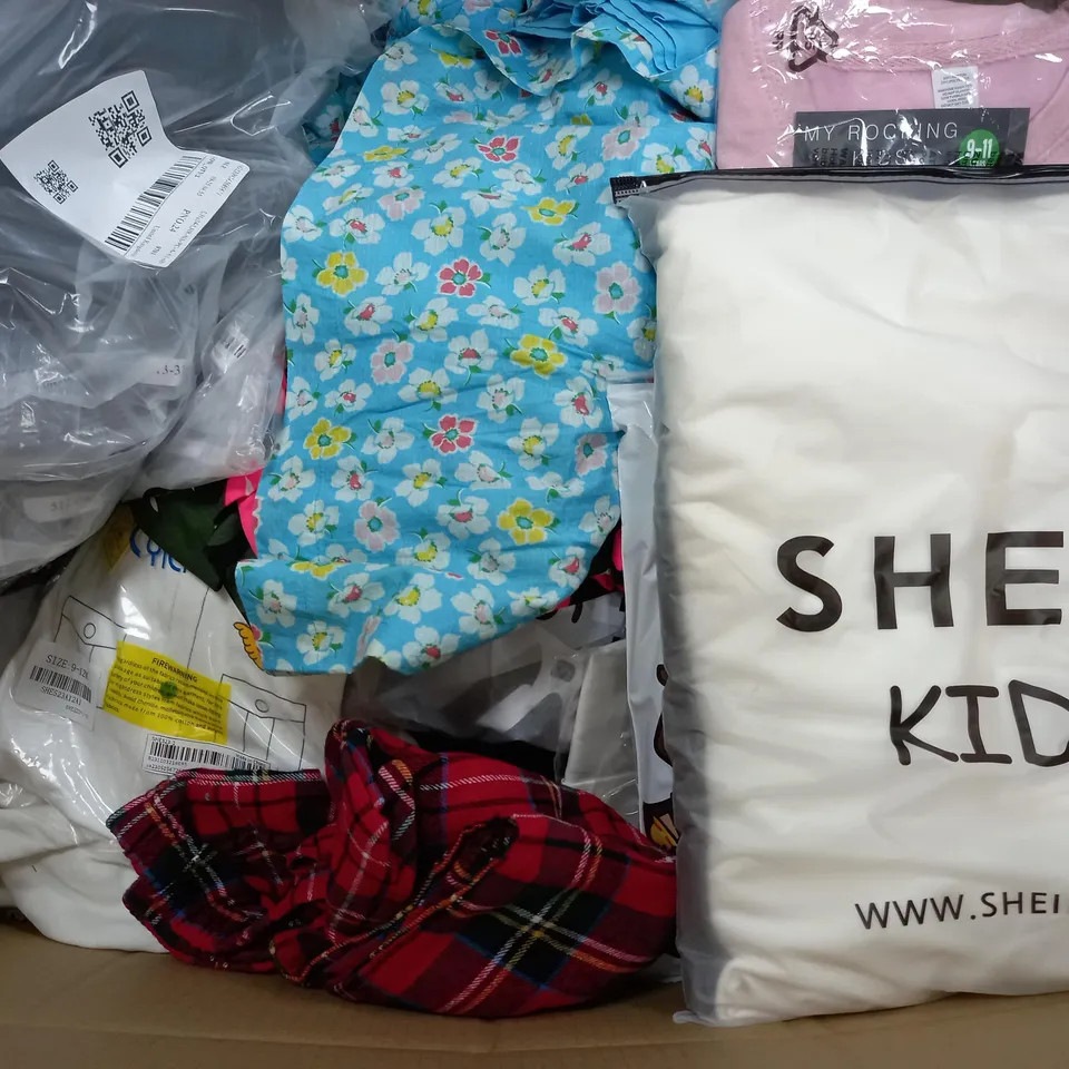 BOX OF APPROXIMATELY 20 ASSORTED CHILDRENS CLOTHING ITEMS TO INCUDE - SOCKS , JUMPERS , TROUSERS,ECT 