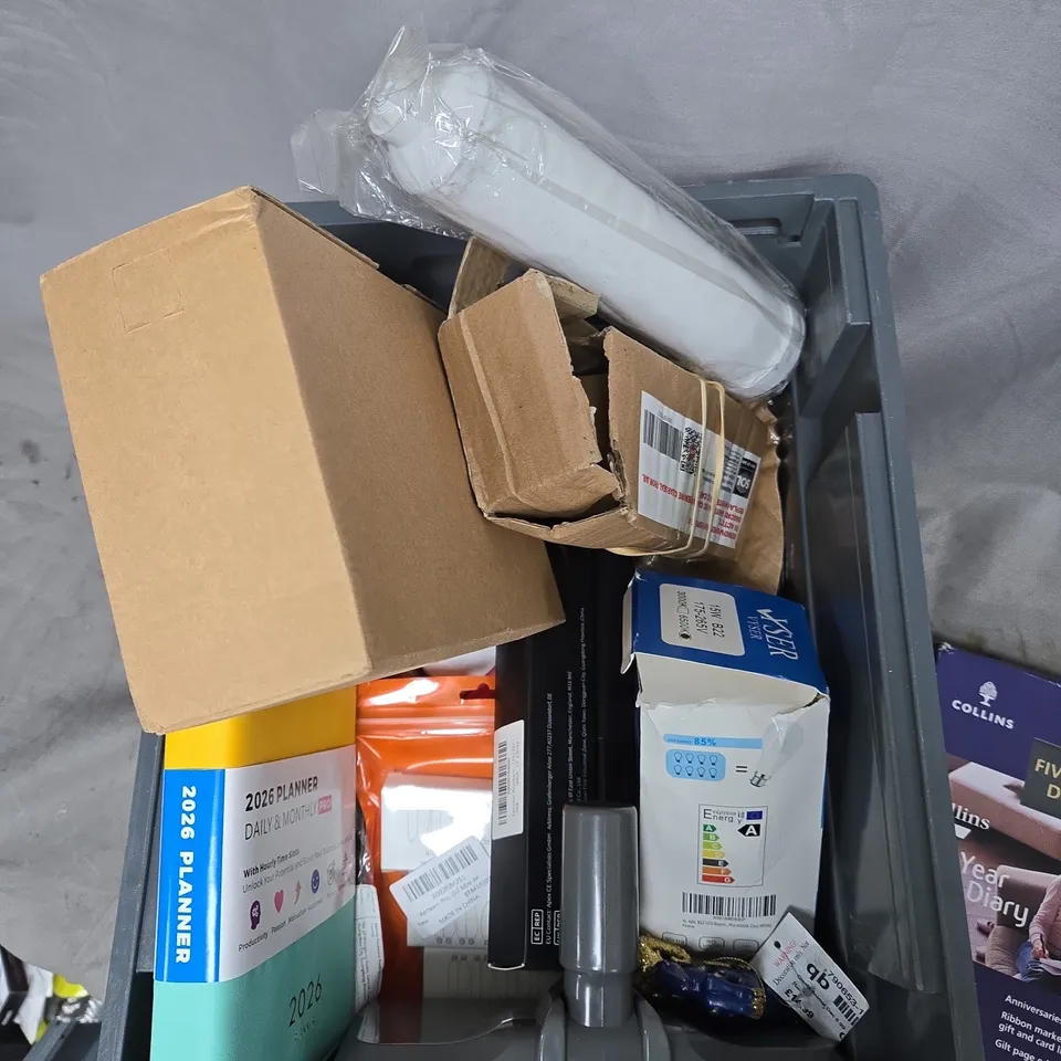 A TOTE OF ASSORTED ITEMS TO INCLUDE– BELT SANDER BRACKET, COLLINS FIVE YEAR DIARY, 2026 PLANNER, AND MISC ITEMS