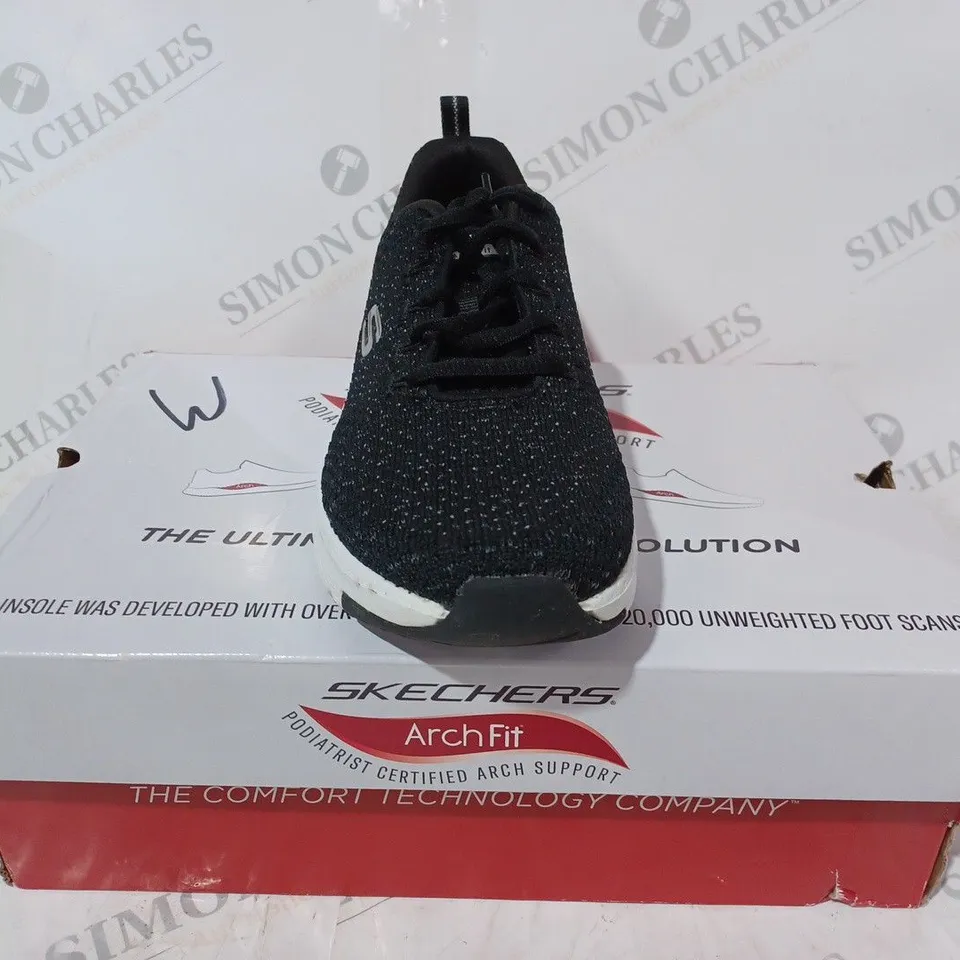BOXED SKECHERS TRAINERS IN BLACK/WHITE SIZE 4.5