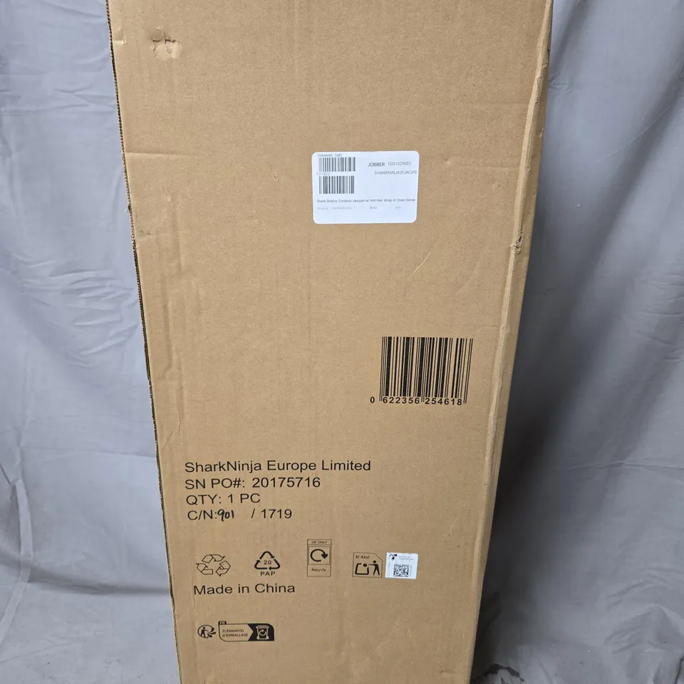 SHARK STRATOS CORDLESS VACUUM W/ ANTI HAIR WRAP & CLEAN SENSE IQ IZ400UKT