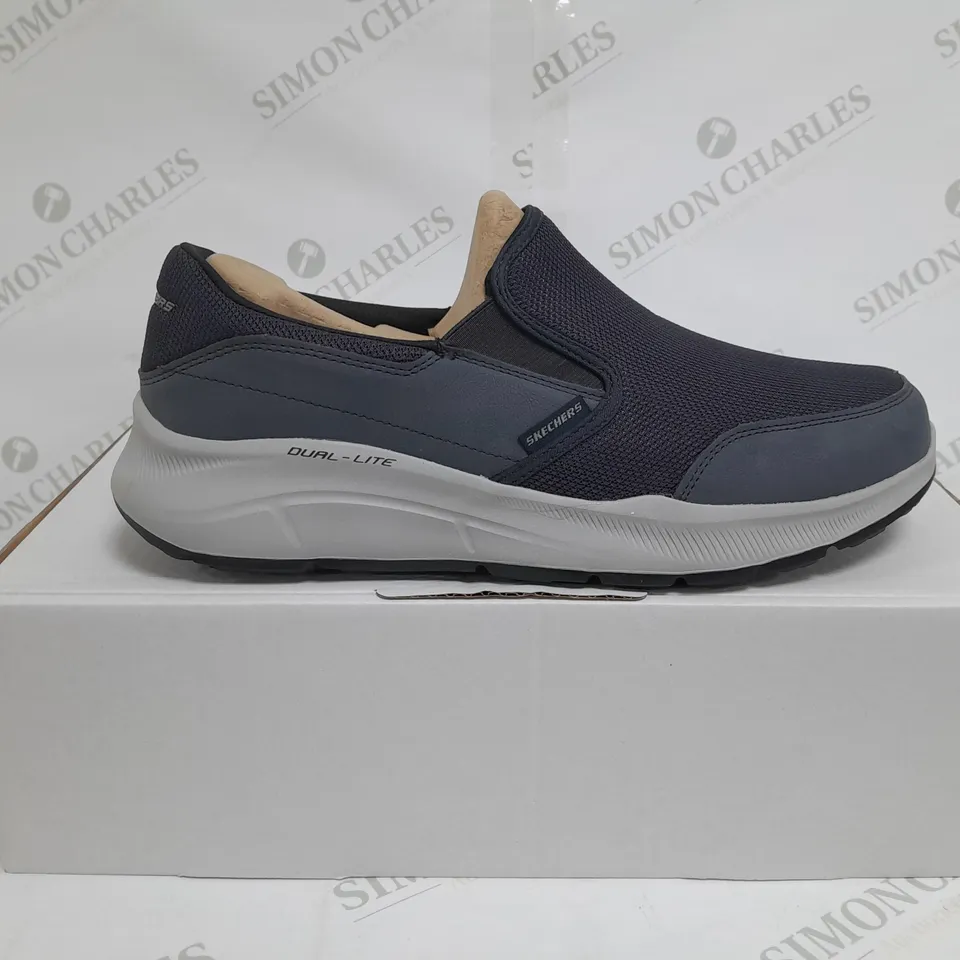 BOXED PAIR OF SKECHERS EQUALISER 5.0 TRAINERS IN NAVY SIZE 12