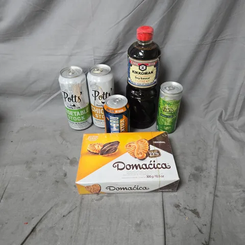 APPROXIMATELY 10 ASSORTED ITEMS OF FOOD AND DRINK INCLUDING DOMACICA CHOCOLATE BISCUIT BOX, FANTA MELON, POTTS STOCK CANS AND KIKKOMAN 1L SOY SAUCE