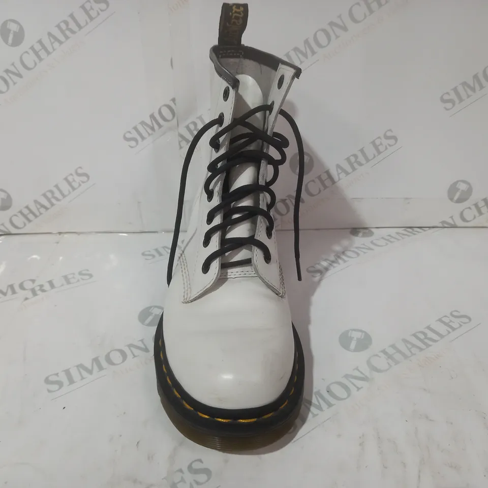 PAIR OF DR MARTENS ANKLE BOOTS IN WHITE UK SIZE 5