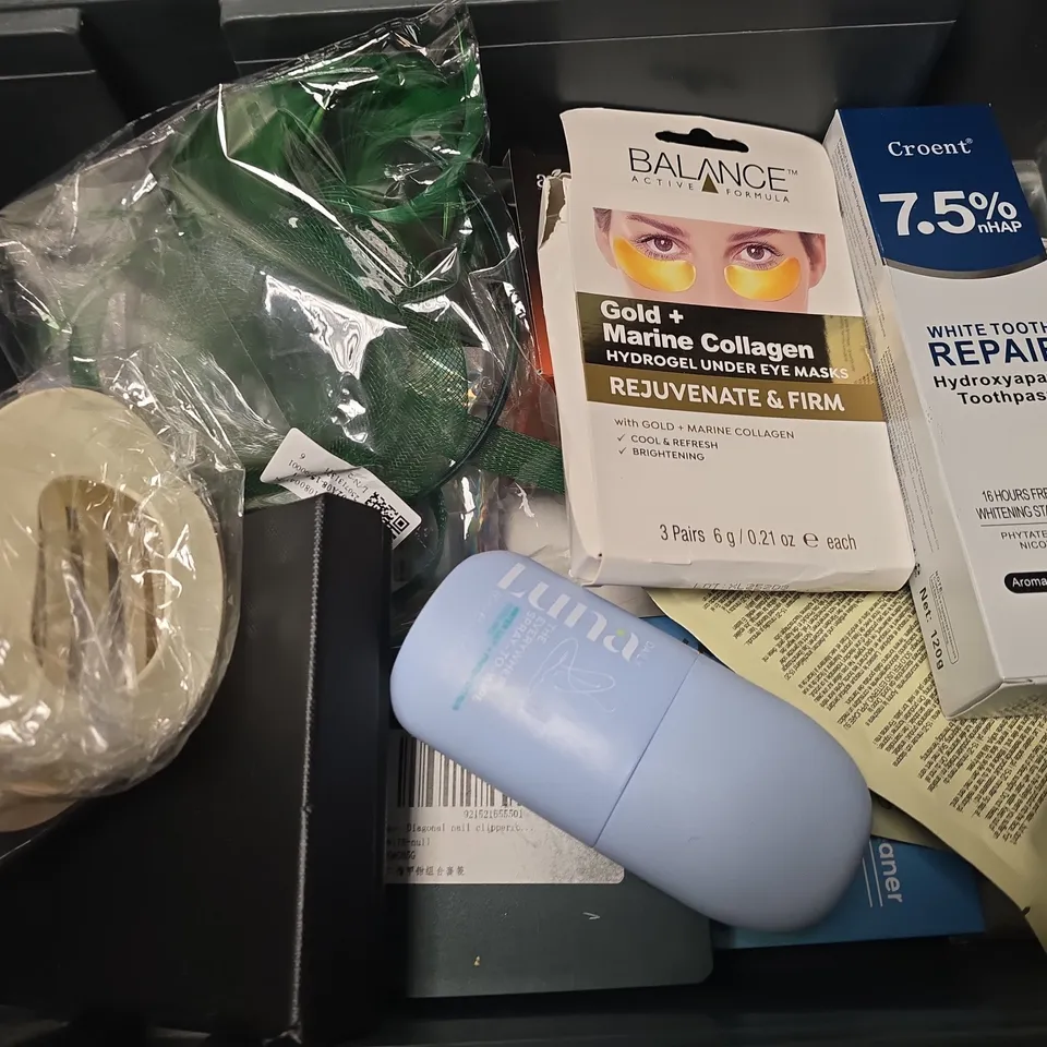 APPROXIMATELY 12 ASSORTED HEALTH & BEAUTY ITEMS TO INCLUDE - DOVE LIP BALM , NAIL CLIPPER , CROENT WHITE TOOTH REPAIR ETC