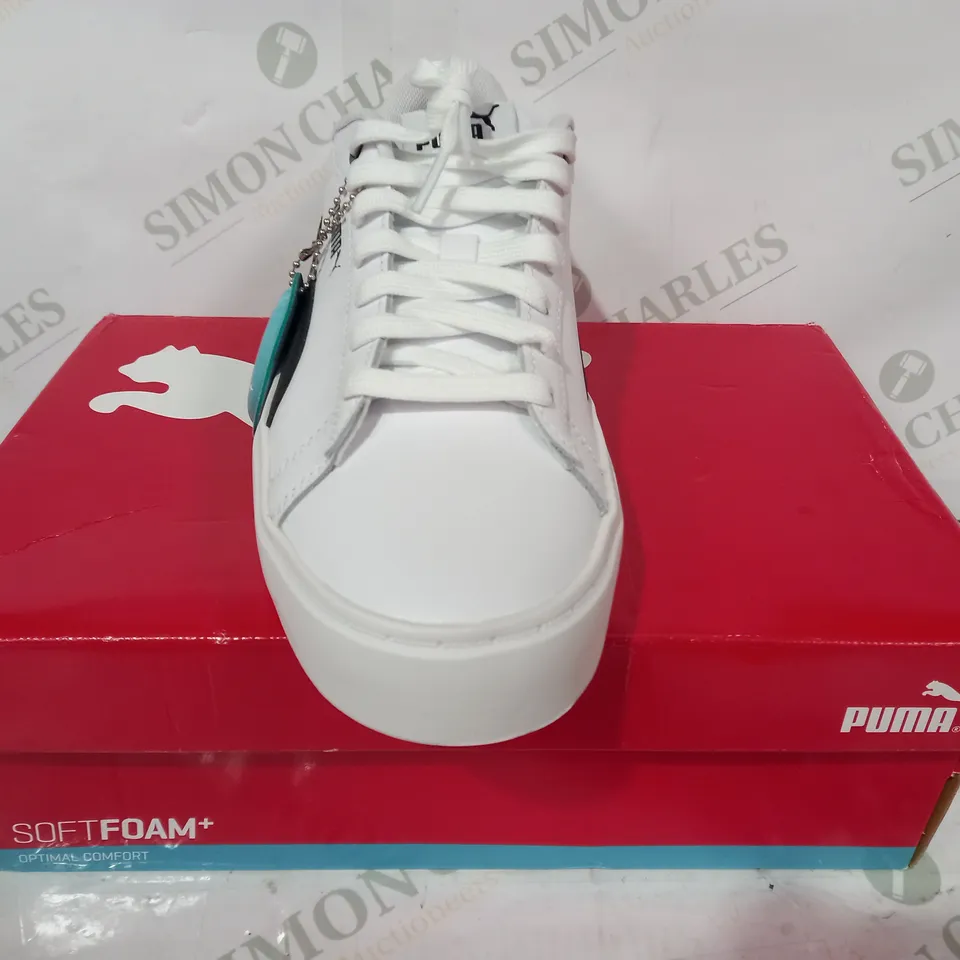 BOXED PAIR OF PUMA SMASH PLATFORM V2 SHOES IN WHITE/BLACK UK SIZE 6