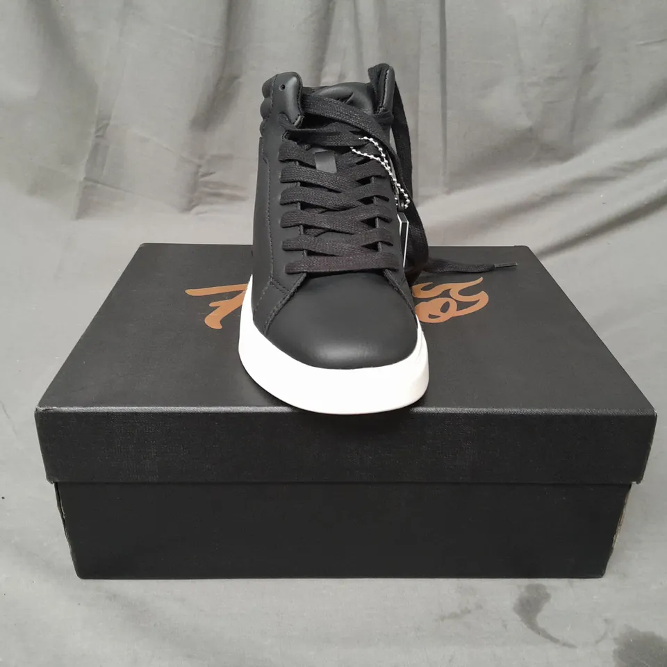 BOXED PAIR OF FUEGO SHOES IN BLACK US SIZE 3.5M/4.5W