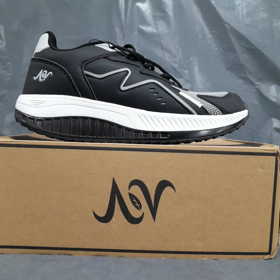 BOXED PAIR OF AOV ARCH TRAINERS IN BLACK/GREY SIZE UK 7