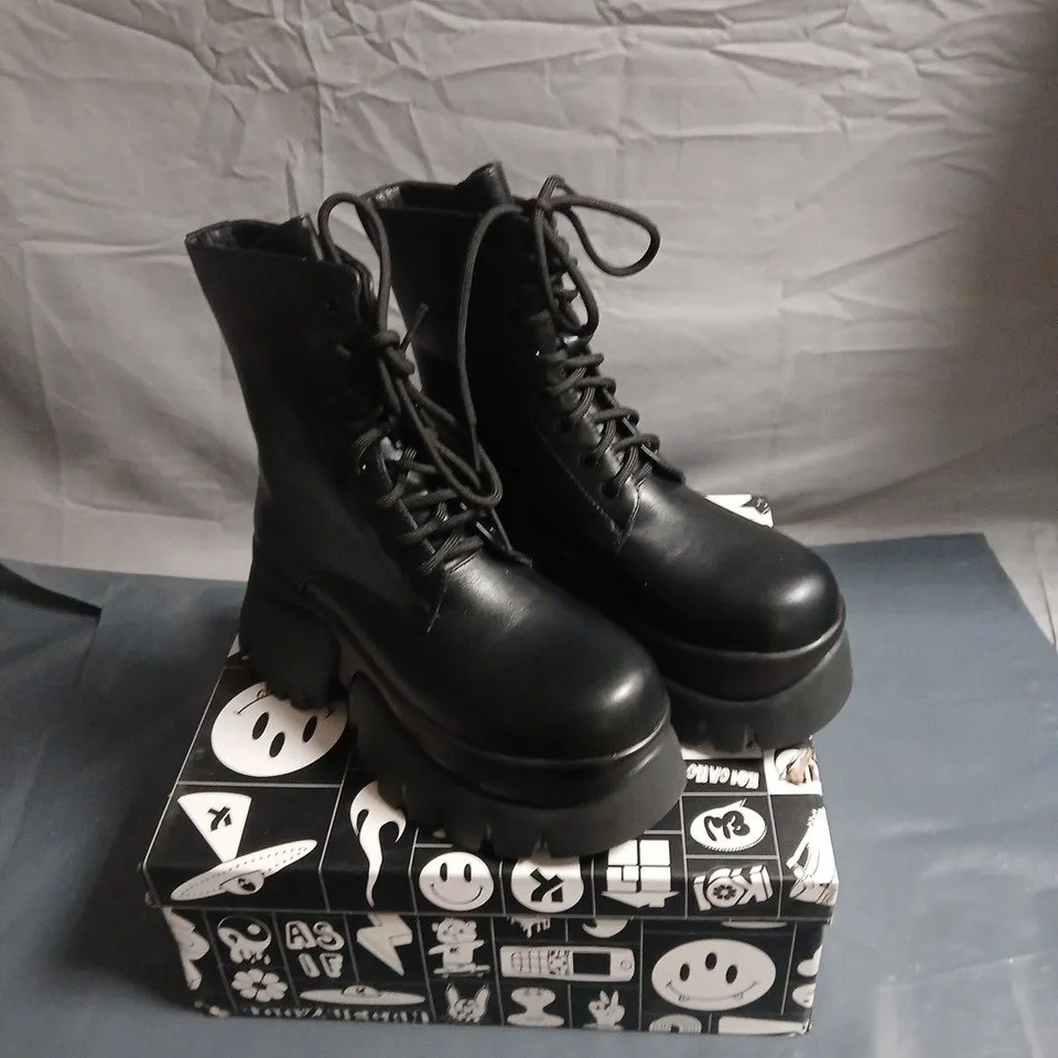 KOI BLACK LEATHER COMBAT BOOTS WITH CHUNKY PLATFORM SOLE – ANKLE HEIGHT, RANCOR BLACK SIZE 4