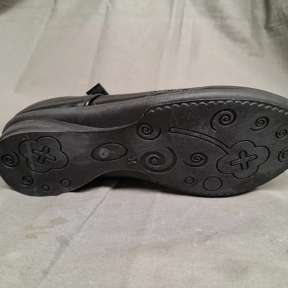 BOX OF APPROX 20 ASSORTED UNBRANDED BLACK VELCROW SHOES IN VARIOUS SIZES