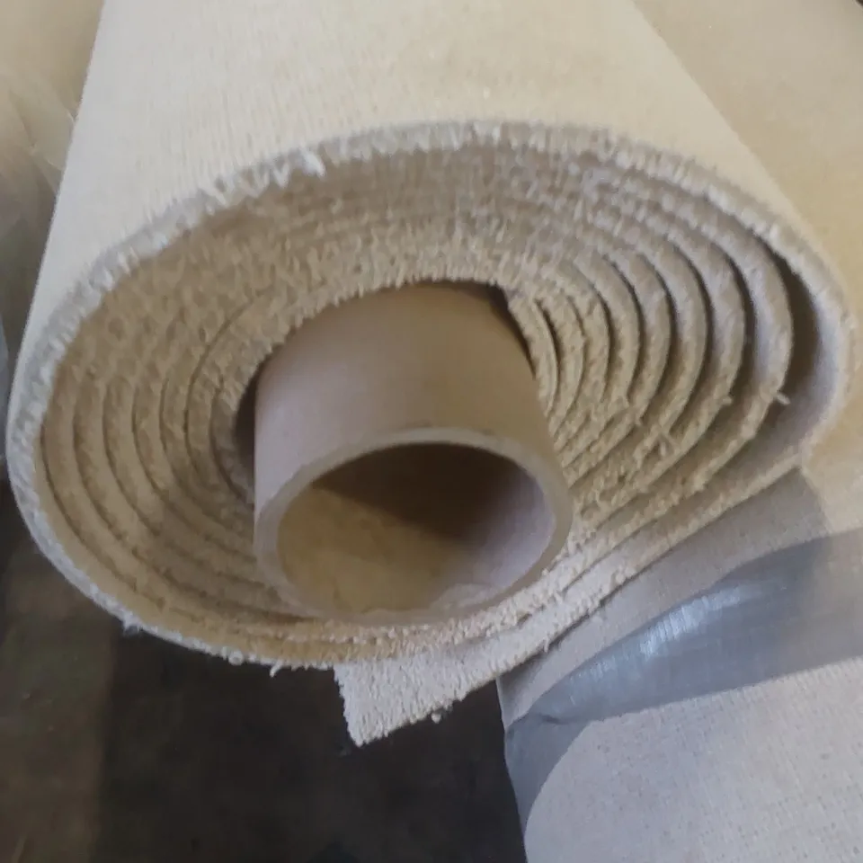 ROLL OF QUALITY ELMBRIDGE ECRU CARPET // APPROX SIZE: 5 X 5.1m