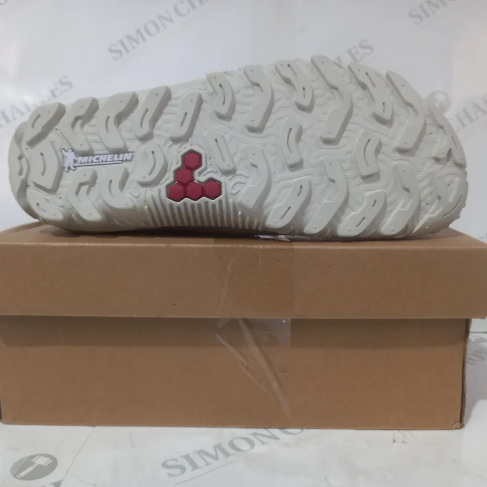 BOXED PAIR OF VIVO BAREFOOT SHOES IN SANDSTONE EU SIZE 42