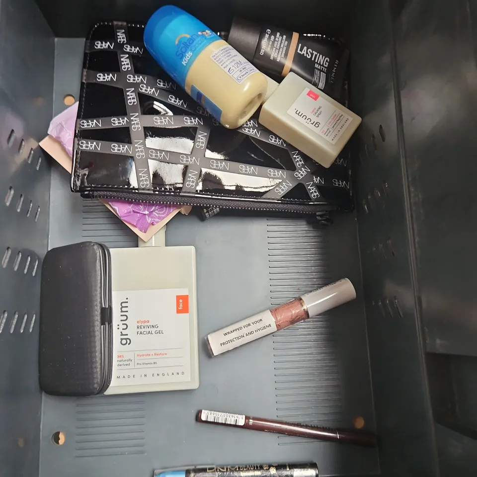 APPROXIMATELY 20 ASSORTED HEALTH & BEAUTY PRODUCTS TO INCLUDE - WILD DEODORANT REFILLS - L'OREAL ELVIVE SHAMPOO & CONDITIONER - EUCERIN PIGMENT CONTROL SUN FLUID - ETC