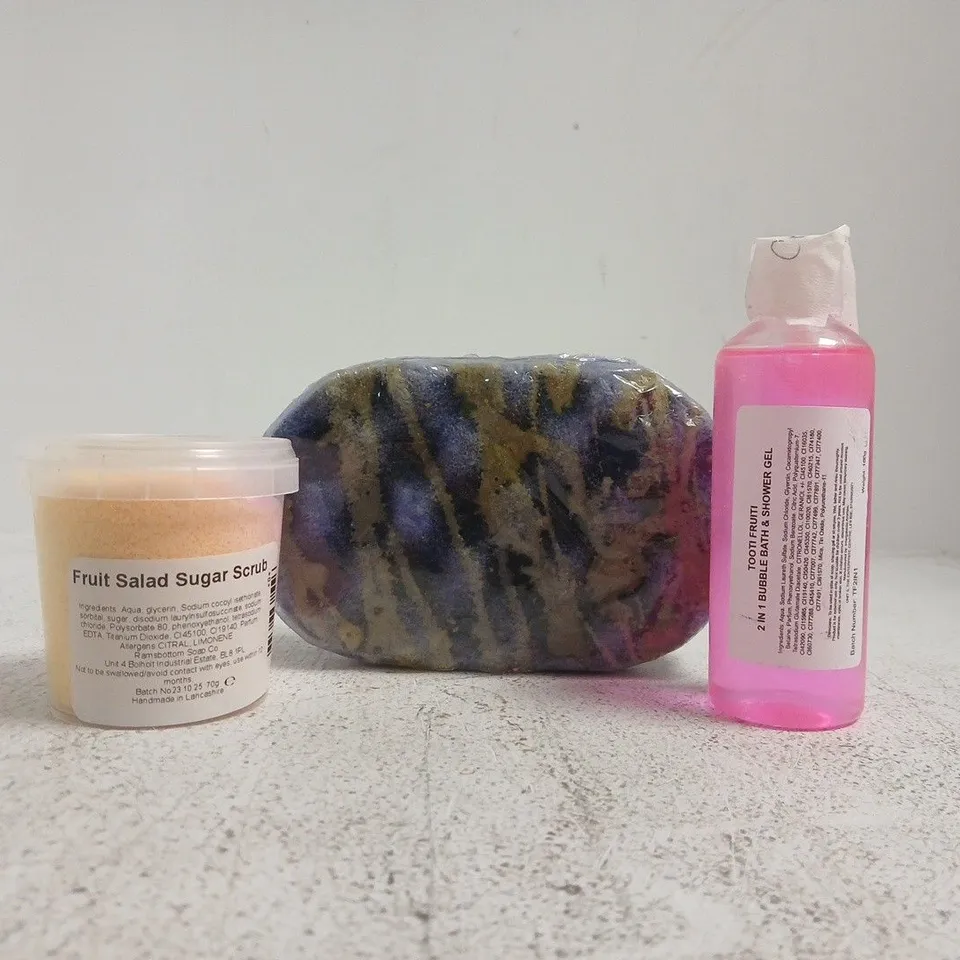 APPROXIMATELY 8 ASSORTED COSMETIC ITEMS INCLUDING VARIOUS MAKES AND BRANDS - COLLECTION ONLY