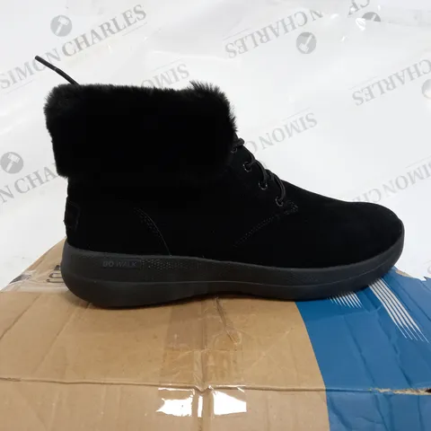 BOXED PAIR OF SKECHERS GO WALK SHOES IN BLACK SIZE 6.5