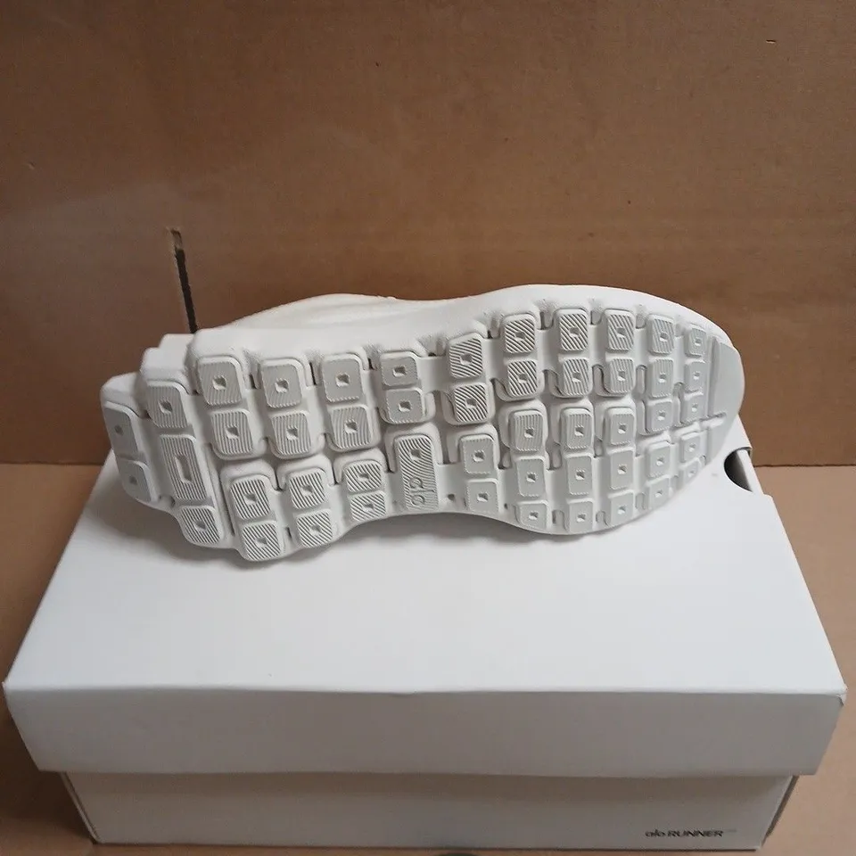 BOXED PAIR OF ALO RUNNER WHITE SNEAKERS – UNISEX, UK 2.5