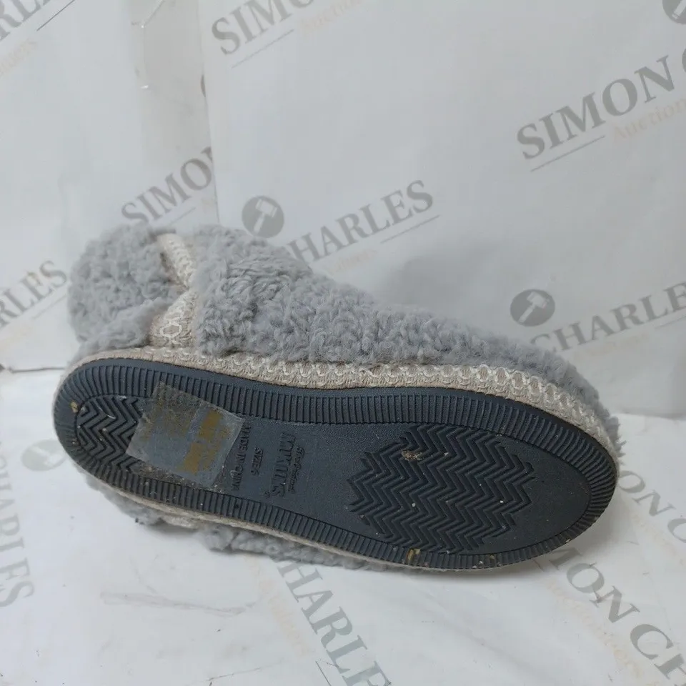 MUK LUKS FREJA GREY BOOT SLIPPERS - SIZE 4