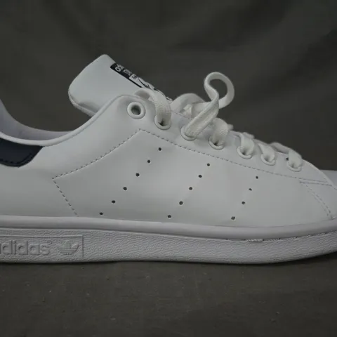 BOXED PAIR OF ADIDAS STAN SMITH SHOES IN WHITE/BLACK UK SIZE 8