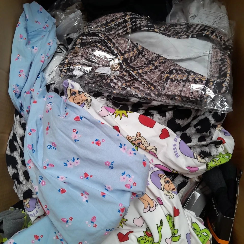 APPROXIMATELY 20 ASSORTED CLOTHING ITEMS IN VARIOUS SIZES AND STYLES TO INCLUDE - PYJAMAS, JEANS, JUMPSUIT, ETC