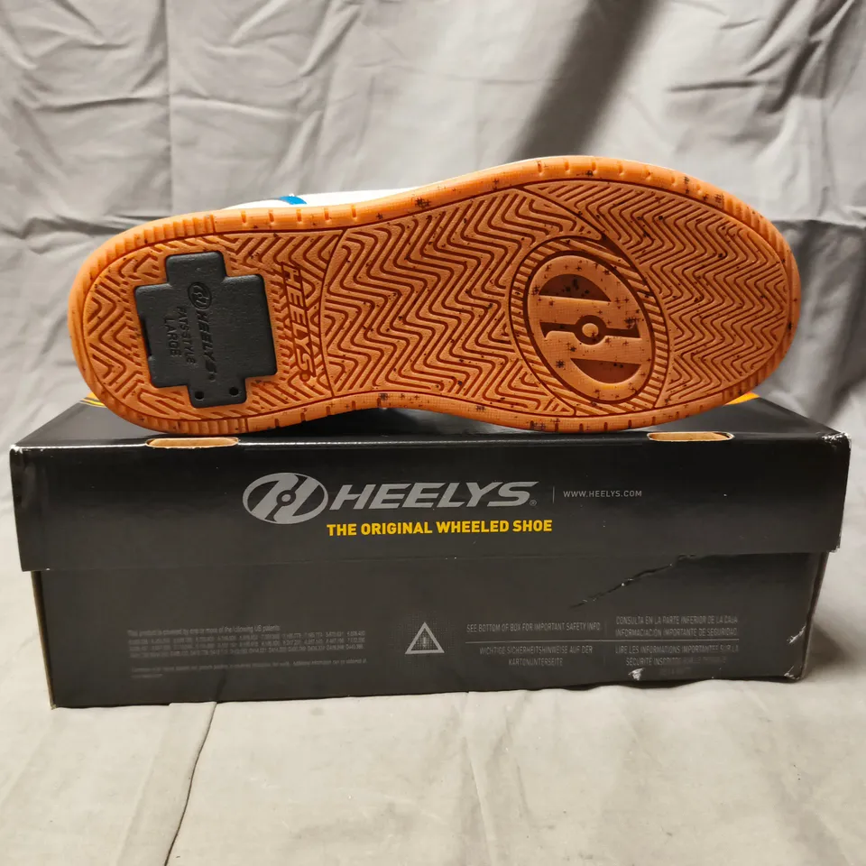 BOXED PAIR OF HEELYS SHOES IN CREAM/BLUE SIZE UK 8