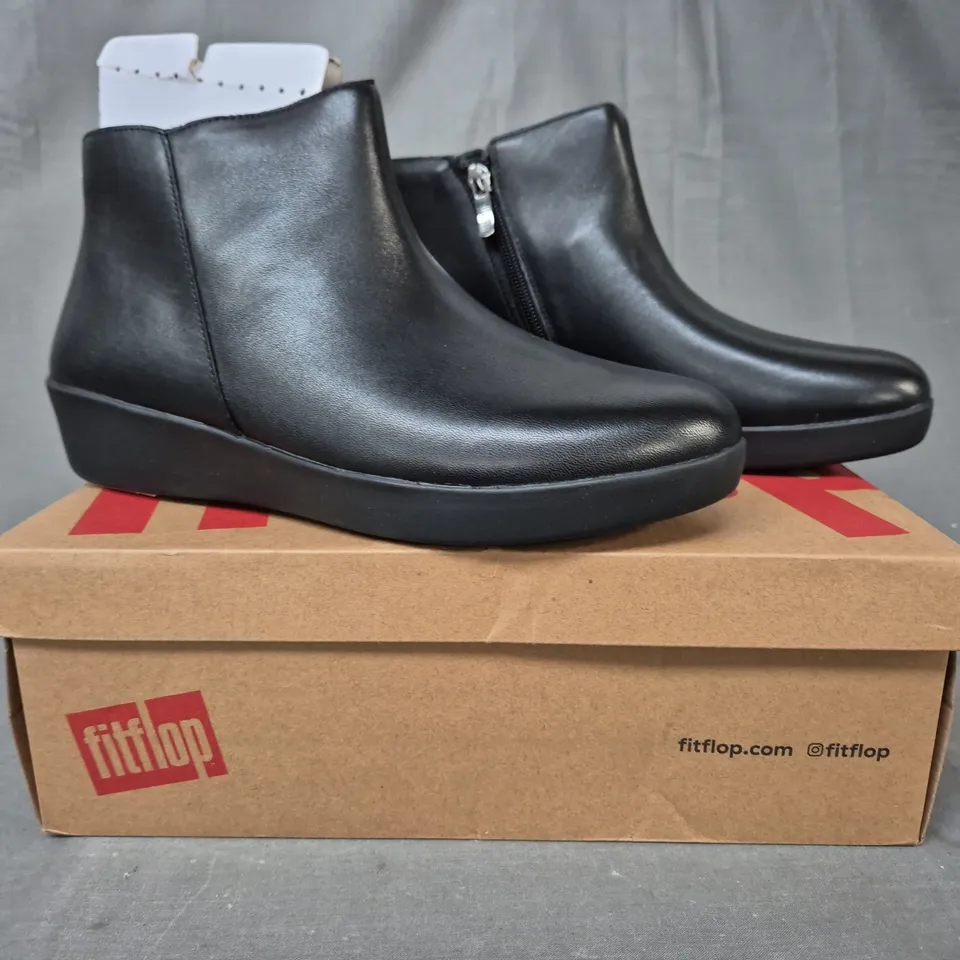 BOXED PAIR OF FITFLOP SUMI LEATHER ANKLE BOOTS IN BLACK UK SIZE 6.5