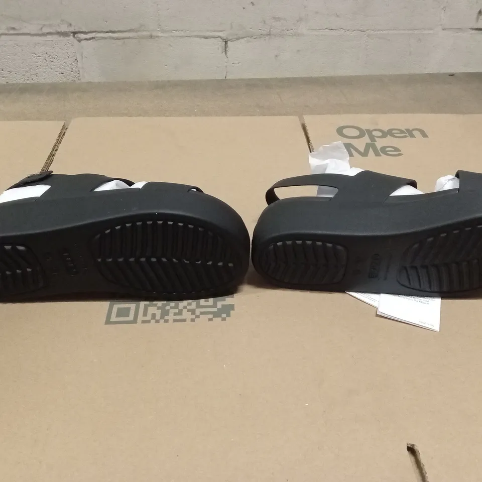 BOXE PAIR OF WOMEN'S CROCKS - BLACK // SIZE: 4