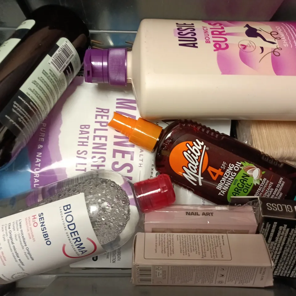 APPROXIMATELY 15 ASSORTED HEALTH & BEAUTY PRODUCTS TO INCLUDE AUSSIE BOUNCY CURLS, WESTLAB BATH SALTS, KYLIE JENNER LIPSTICK, ETC - COLLECTION ONLY