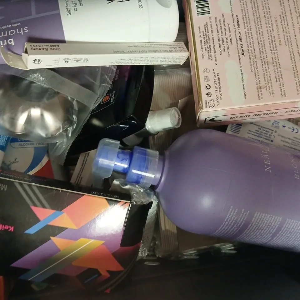 APPROXIMATELY 15 ASSORTED COSMETIC ITEMS INCLUDING VARIOUS MAKES AND BRANDS - COLLECTION ONLY