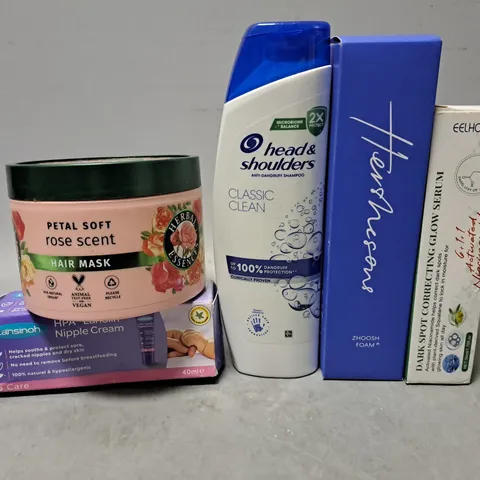 APPROXIMATELY 15 ASSORTED HEALTH & BEAUTY ITEMS TO INCLUDE - HEAD & SHOULDERS SHAMPOO , PETAL SOFT ROSE SCENT HAIR MASK ETC