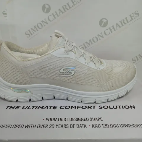 BOXED PAIR OF SKETCHERS BUNGEE TRAINERS IN WHITE SIZE 6