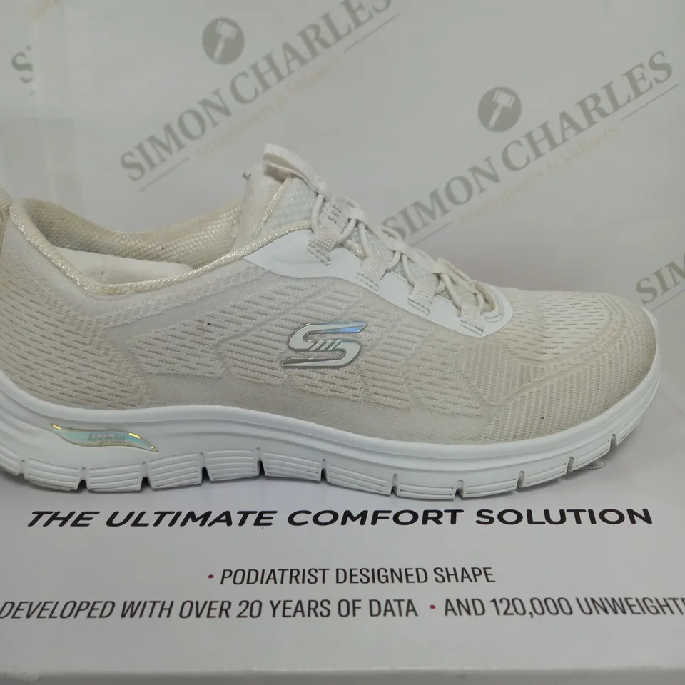 BOXED PAIR OF SKETCHERS BUNGEE TRAINERS IN WHITE SIZE 6