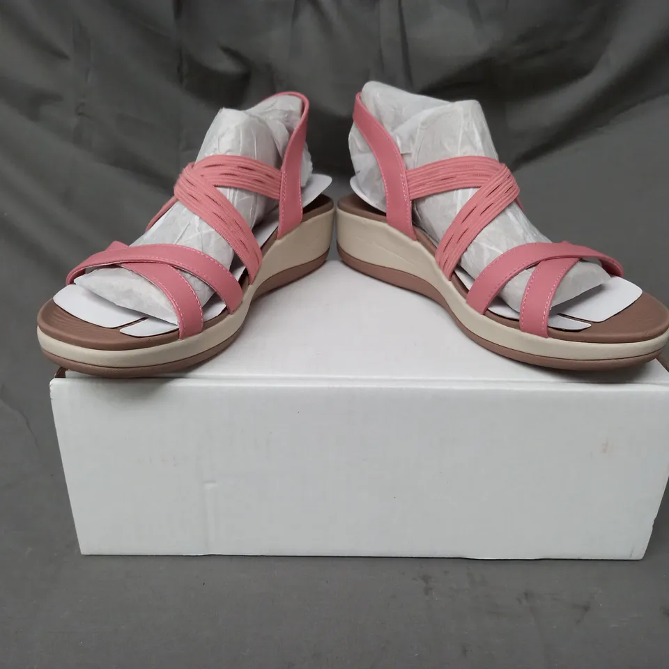 BOXED PAIR OF SKECHERS OPEN TOE SANDALS IN PINK SIZE 7