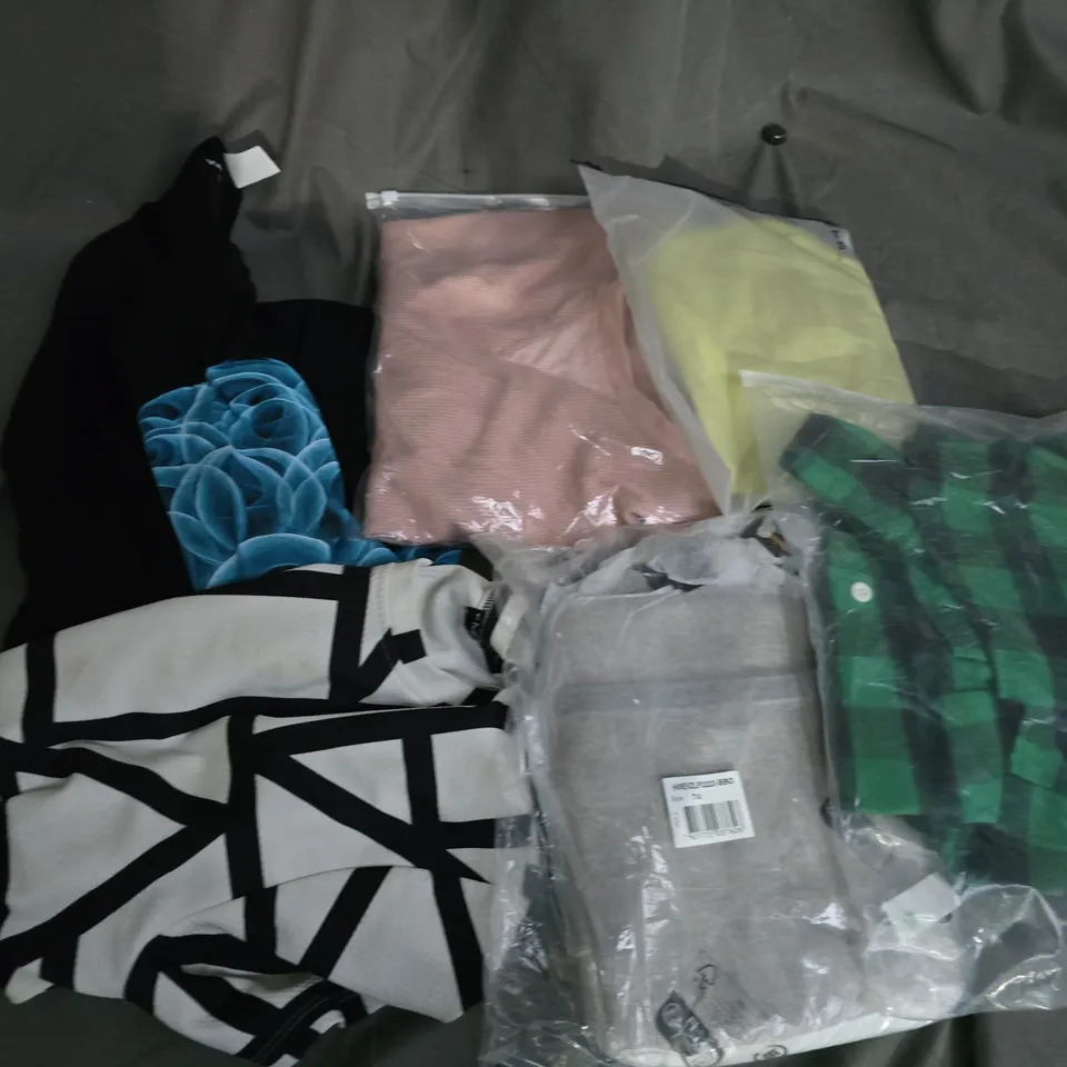 APPROXIMATELY 35 ASSORTED CLOTHING ITEMS IN VARIOUS SIZES, STYLES & COLOURS TO INCLUDE BRANDS SUCH AS MENTEX, GILDAN, WASTED HEREOS, ETC - COLLECTION ONLY