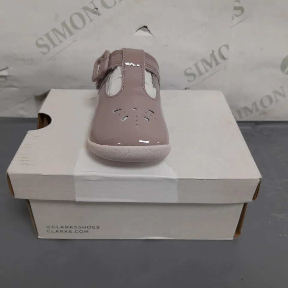 BOXED PAIR OF CLARKS ROAMER STAR INFANT SHOES IN PINK UK SIZE 4